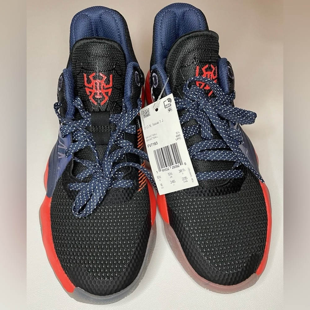 Donovan Mitchell Adidas Mens Size 6
Basketball Shoes Dunk Champion Don 1
NWT